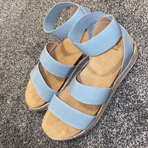 sandals size 9 but fits a 10